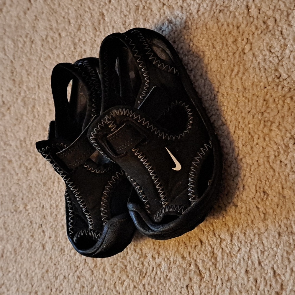 Nike Sandels